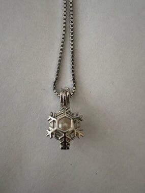 Vantel Pearls Silver .925 Snowflake Necklace 18” Box Chain Basket Amulet w/Pearl
